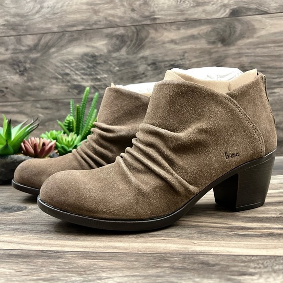 NIB BOC Born Settle Taupe Suede Ruched Ankle Bootie 9M 40.5 - Picture 4 of 12